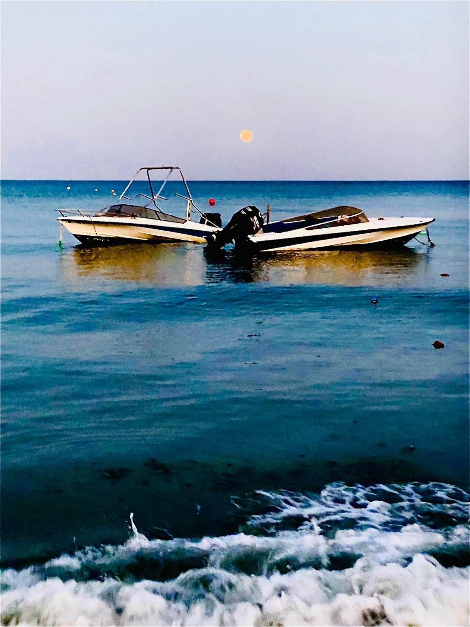 Nicolas 1 Larnaca Luaran gambar